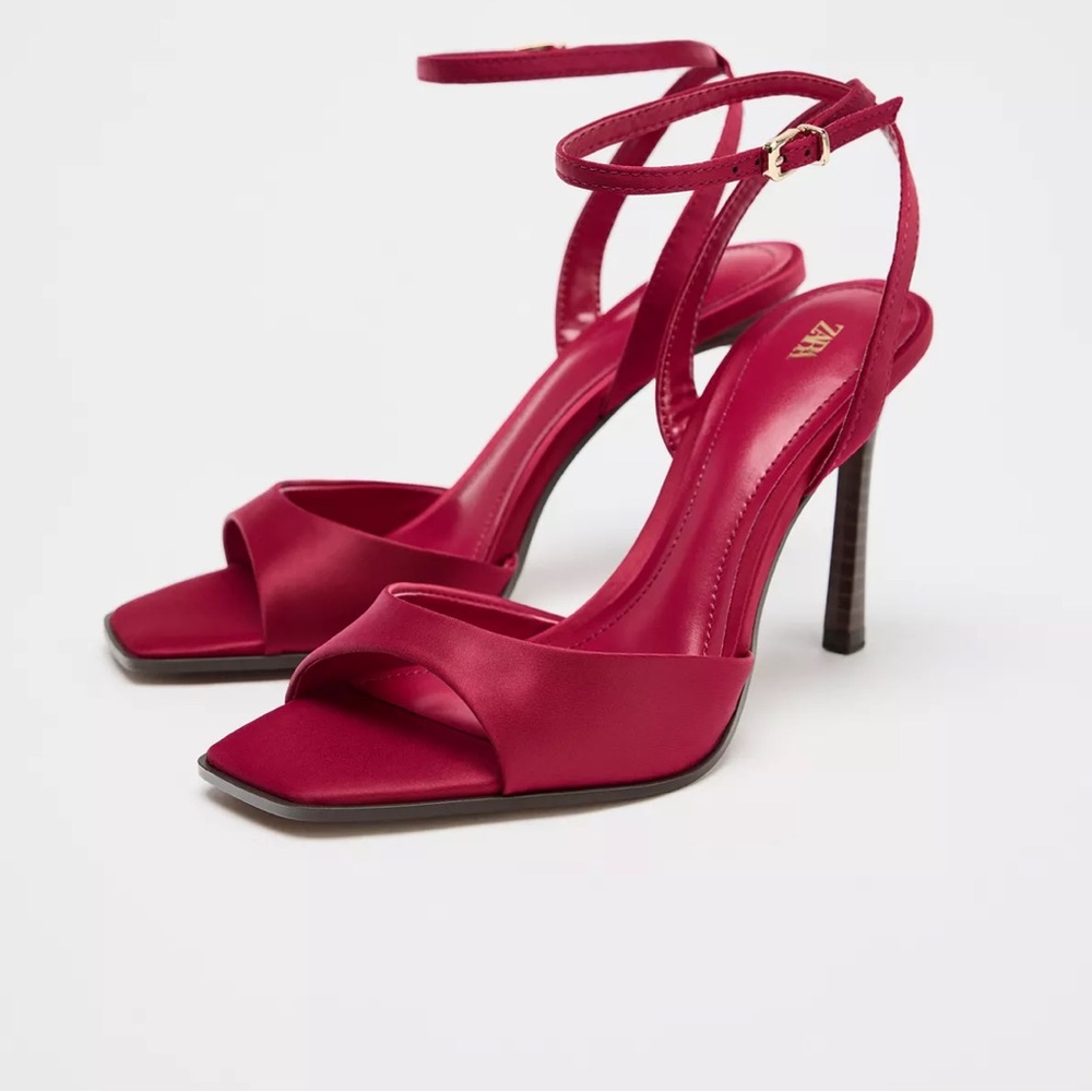 ZARA🩷 NWT
Raspberry Satin Effect Stiletto Heels NWT